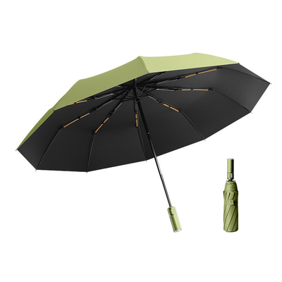 Un parapluie triple avec poignée de cristal