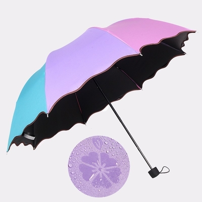 Un parapluie pliable avec des fleurs, un effet de floraison, un arbre métallique, une magie qui change de couleur, tout en un.