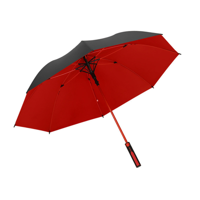 Un parapluie de golf double avec une couverture en vinyle transparent et une poignée longue