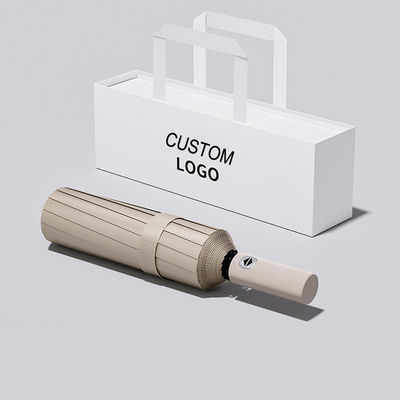 Des hommes d'affaires offrent un parapluie triple avec un logo personnalisé et un diamètre ouvert de 95 cm.