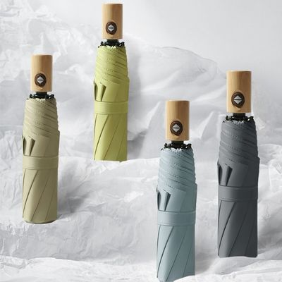 Un parapluie à manches en bois pour femmes ouvre/ferme automatiquement