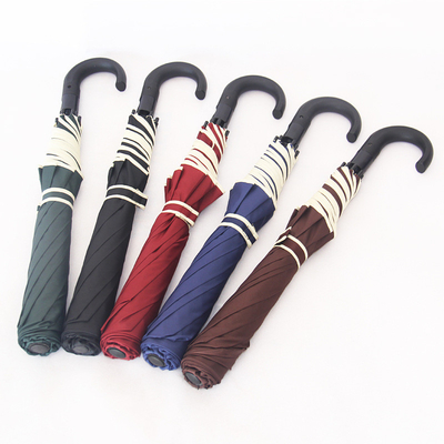 Un parapluie pliable de 27 pouces semi-auto ouvert en forme de J