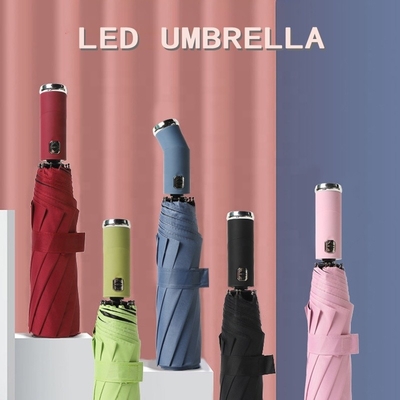 Un parapluie pliable à LED de 23 pouces avec 10 os et une lampe de poche automatique à double os