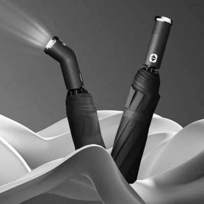 Un parapluie pliable à LED de 23 pouces avec 10 os et une lampe de poche automatique à double os