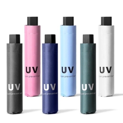Des parapluies pliables de 21 pouces, à l'épreuve du vent, manuels, ouverts et pliables, de style minimaliste pour une protection solaire.