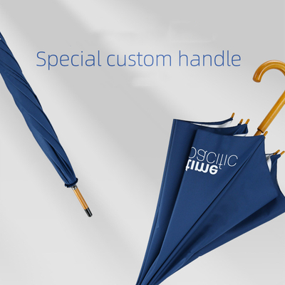 Un parapluie publicitaire avec bande d'argent et impression de logo tout en une fonction