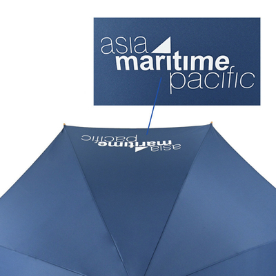 Un parapluie publicitaire avec bande d'argent et impression de logo tout en une fonction