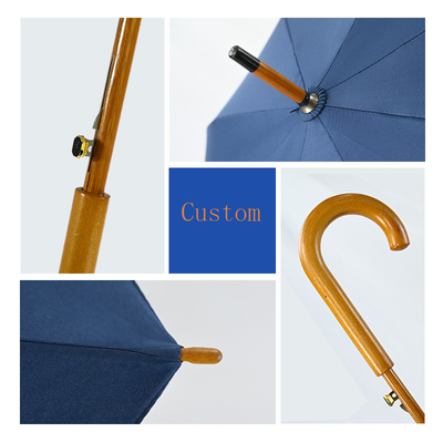 Un parapluie publicitaire avec bande d'argent et impression de logo tout en une fonction