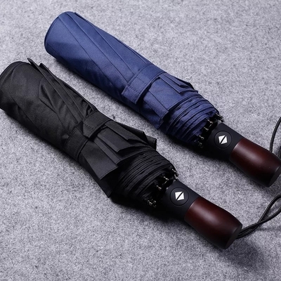10 côtes entièrement automatiques, poignée en bois massif résistant au vent, gravé avec un parapluie d'affaires pour hommes.