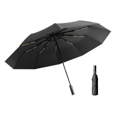 Un parapluie triple avec poignée de cristal
