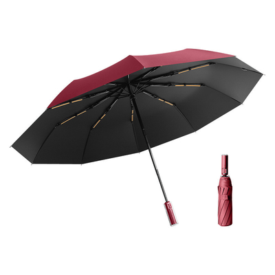 Un parapluie triple avec poignée de cristal