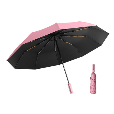 Un parapluie triple avec poignée de cristal