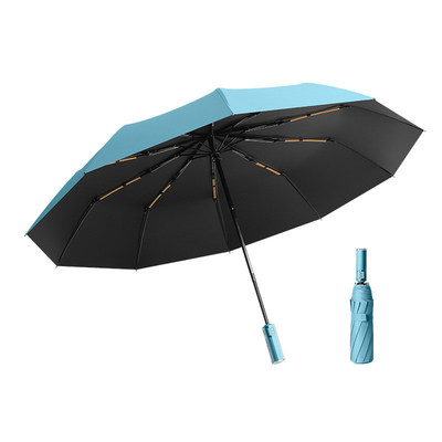Un parapluie triple avec poignée de cristal