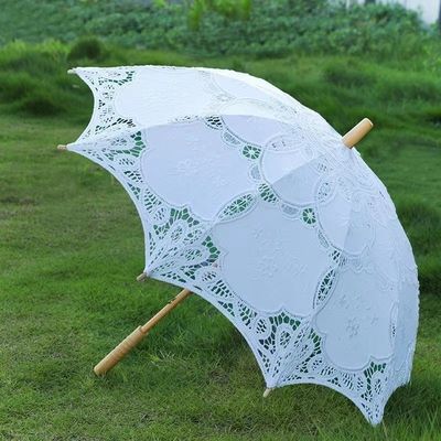 Logo personnalisé parapluie de mariage en dentelle blanche pour les faveurs et les cadeaux de mariage à la mode