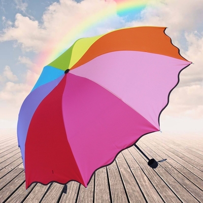 Un parapluie pliable avec des fleurs, un effet de floraison, un arbre métallique, une magie qui change de couleur, tout en un.