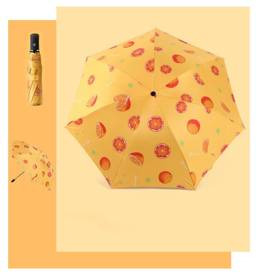 Logo personnalisé de parapluie triple pliable en polyester pour les promotions et les achats OEM à guichet unique