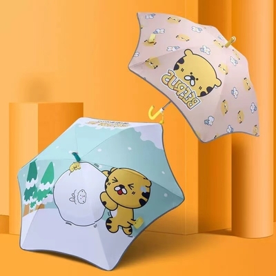Cute dessin animé parapluie pour enfants avec poignée longue et fonctionnalité de patin à roulettes automatique