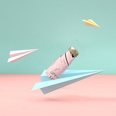 Parapluie de taille mini avec côtes en fibre de verre métallique dorée