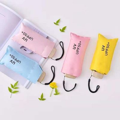 Parapluie de taille mini avec côtes en fibre de verre métallique dorée