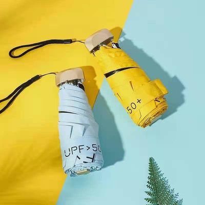 Parapluie de taille mini avec côtes en fibre de verre métallique dorée