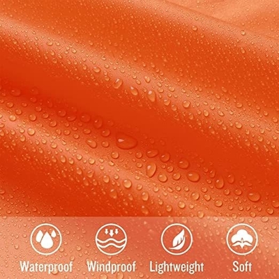 Un manteau de pluie en polyester imperméable pour les aventures en plein air léger et pratique