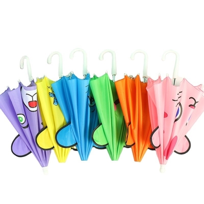 Un parapluie léger pour les garçons et les filles de l'école primaire