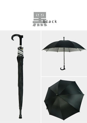 Protéger les personnes âgées avec un parapluie à bâton de marche