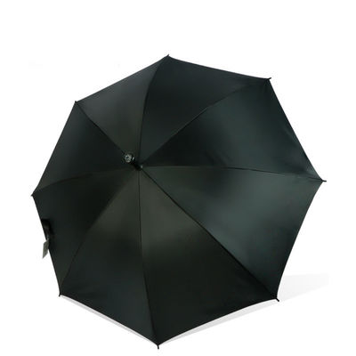 Protéger les personnes âgées avec un parapluie à bâton de marche