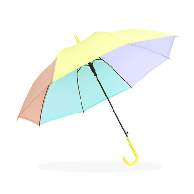 Un parapluie transparent simple et élégant pour les étudiantes