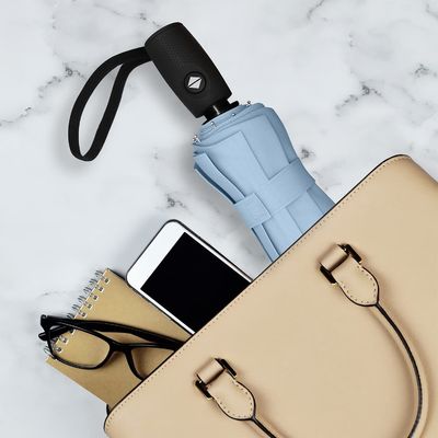 Parapluie UV noir revêtu de 190T Pongee à double canopée pour la pluie et le vent