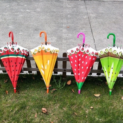 Un parapluie à poteaux droits pour les enfants