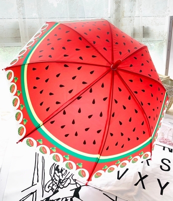Un parapluie à poteaux droits pour les enfants