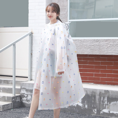 Vélo électrique à batterie unique pour femme avec un manteau de pluie à corps long et un design résistant aux tempêtes