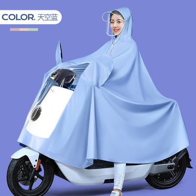 Restez protégé par la pluie Un imperméable élégant pour hommes et femmes qui conduisent des véhicules électriques