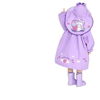 Un manteau de pluie pour enfants avec un joli design de sac à dos de style cape au jardin d'enfants Treasure