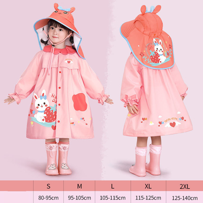 Un manteau de pluie pour enfants avec un joli design de sac à dos de style cape au jardin d'enfants Treasure
