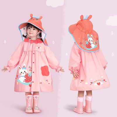 Un manteau de pluie pour enfants avec un joli design de sac à dos de style cape au jardin d'enfants Treasure
