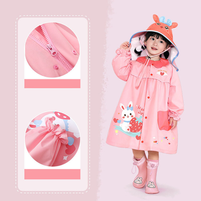 Un manteau de pluie pour enfants avec un joli design de sac à dos de style cape au jardin d'enfants Treasure