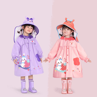 Un manteau de pluie pour enfants avec un joli design de sac à dos de style cape au jardin d'enfants Treasure