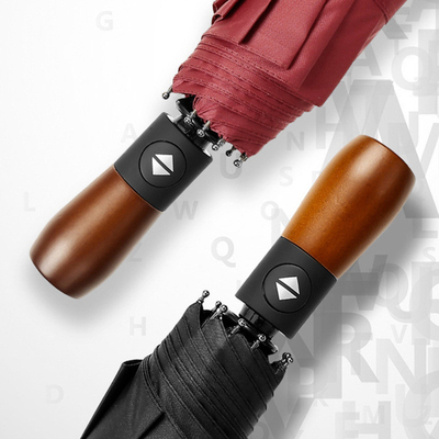 Les côtes en fibre de verre 23 pouces 12K 210T Pongee parapluie auto avec poignée en bois UV noir