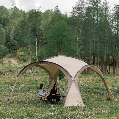 Tente de camping extérieure familiale de luxe imperméable à l'eau avec extra grande taille et cheminée à ceinture