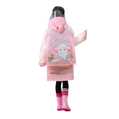 Un manteau pluvieux pour enfants avec dessin animé et couverture complète du corps