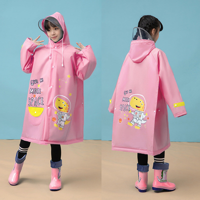 Un manteau pluvieux pour enfants avec dessin animé et couverture complète du corps