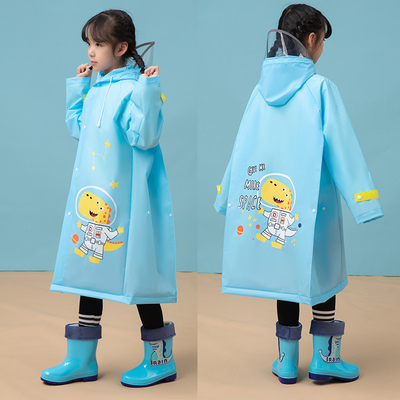 Un manteau pluvieux pour enfants avec dessin animé et couverture complète du corps