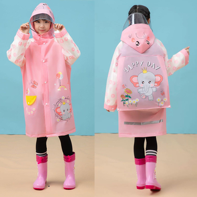 Un manteau pluvieux pour enfants avec dessin animé et couverture complète du corps
