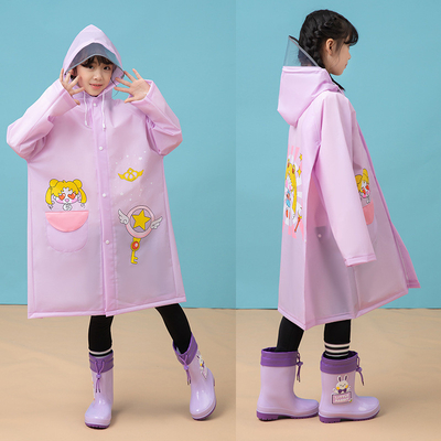 Un manteau pluvieux pour enfants avec dessin animé et couverture complète du corps