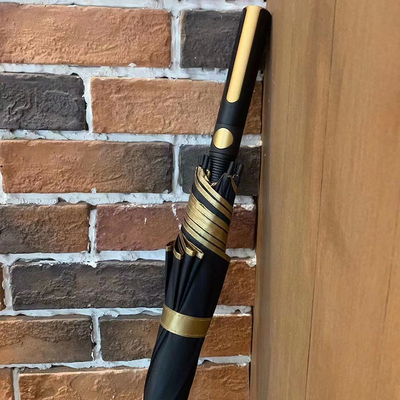 Parapluie en tissu recouvert d'or sur mesure avec commande semi-automatique et poignée dorée