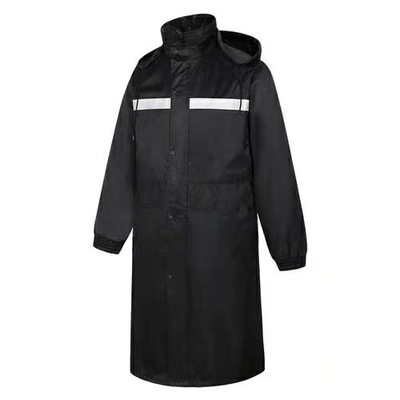 Un manteau de pluie fluorescent vert pour l'assainissement extérieur pour la circulation et le contrôle des inondations