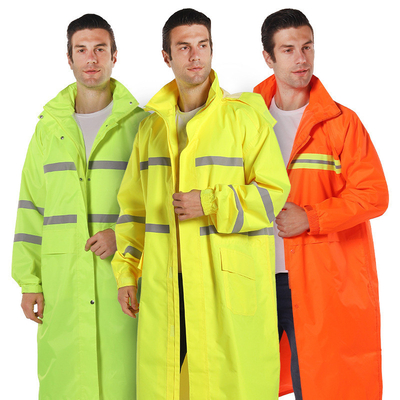 Un manteau de pluie fluorescent vert pour l'assainissement extérieur pour la circulation et le contrôle des inondations