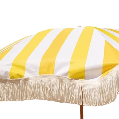 Parapluie à rayures jaunes pour usages commerciaux